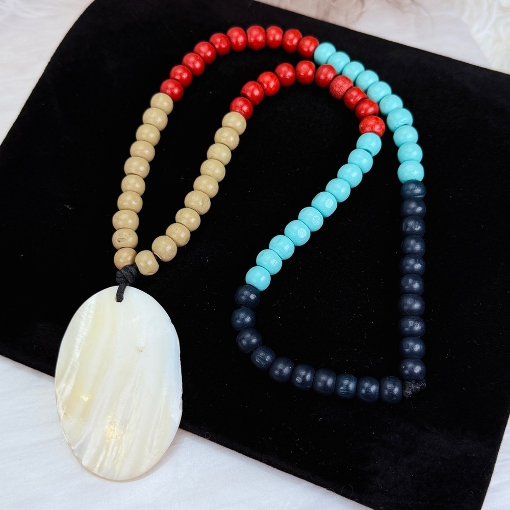 Bohemian Island chic large shell pendant, stretch, beaded colorful necklace